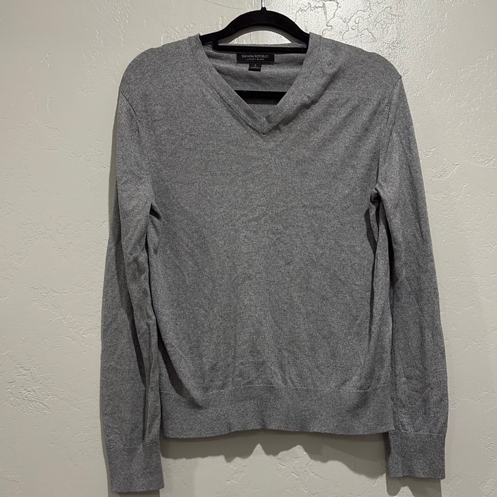 Banana Republic Gray V-Neck Sweater Lightweight Knit